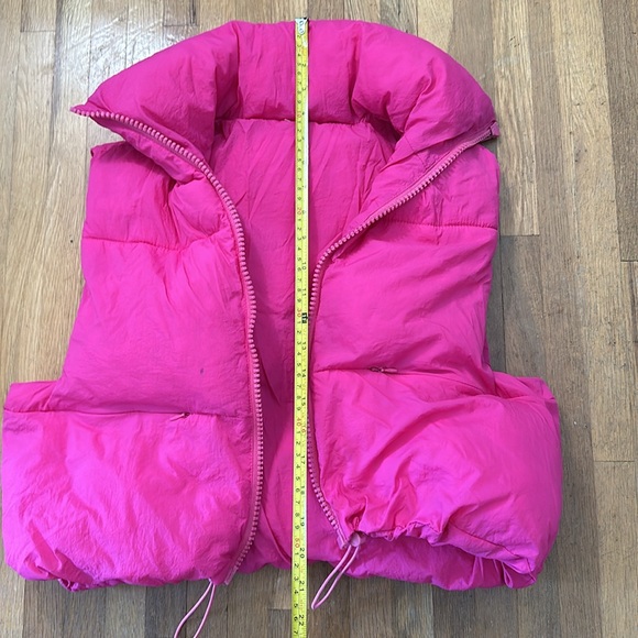 *last chance* Amazon | Women’s cropped, puffer, hot pink vest - Picture 12 of 16